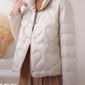 雅鹿妈妈红色轻薄羽绒服女2025冬季新款立领短款中老年装保暖外套