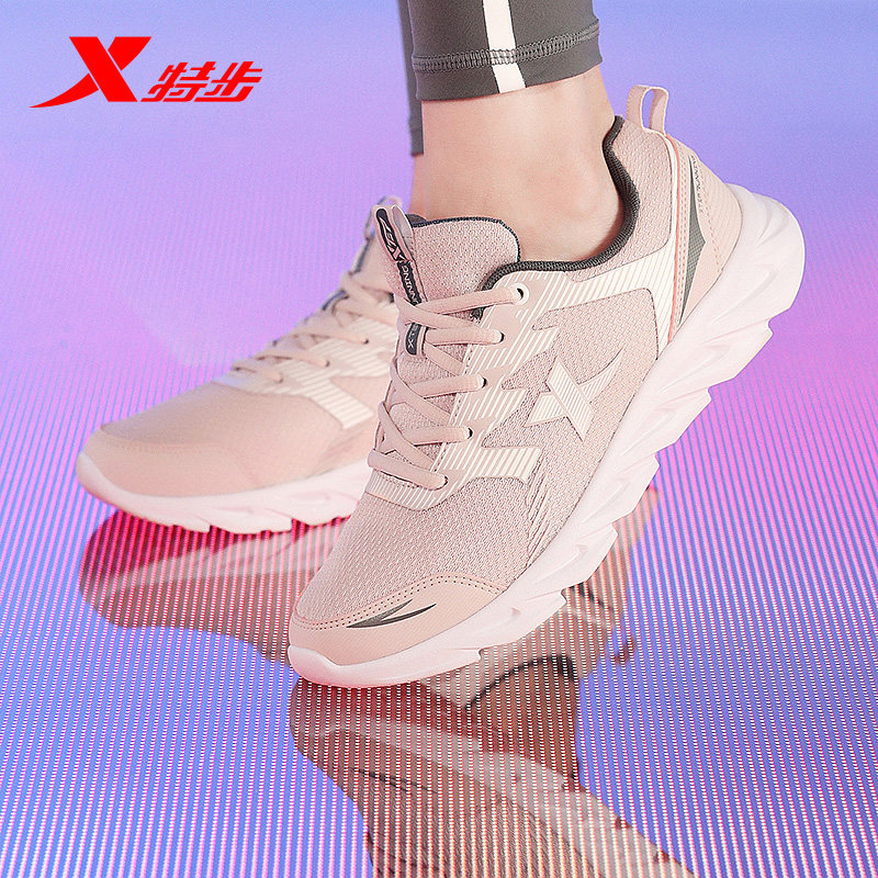 特步运动鞋女鞋冬季新款网面轻便皮面防泼水软底妈妈减震跑步鞋男 60元