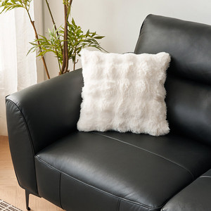 顾家家居轻奢仿皮草毛绒抱枕白色方形沙发靠垫高档撸猫感儿童抱枕